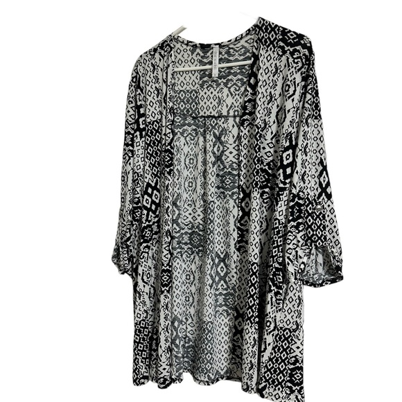 Dear Scarlett Tops - Dear Scarlett Wrinkle Free Tab Sleeve Print Cardigan Size 2X